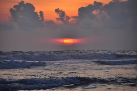 Um belíssimo pôr-do-sol na costa do Parque Nacional Corcovado, na Península de Osa, no sul da Costa Rica